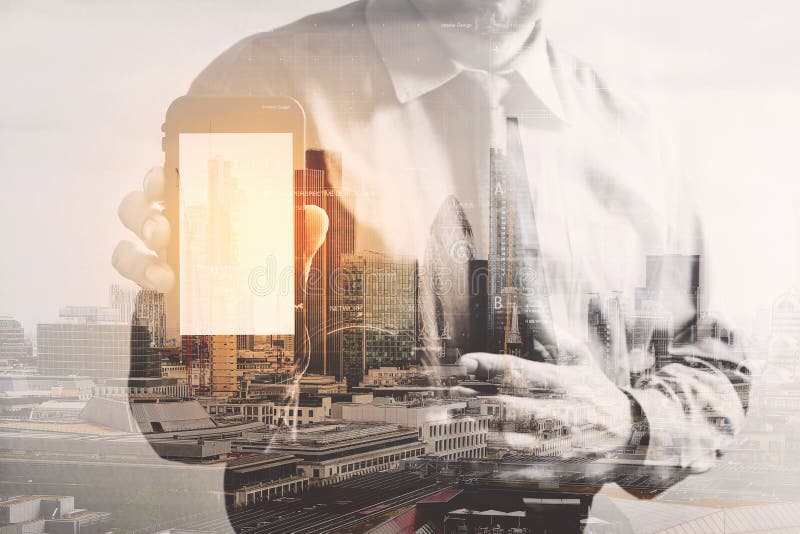 Double exposition d'homme d'affaires de succès utilisant le téléphone intelligent avec Lo images libres de droits Double exposition d'homme d'affaires de succès utilisant le téléphone intelligent avec Lo images libres de droits
