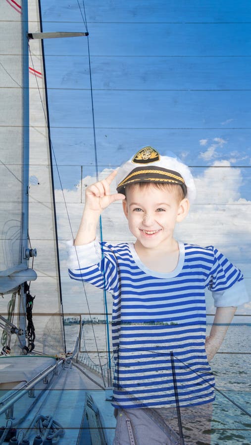 Dvakrát expozice malý chlapec námořník jachta, detailní.