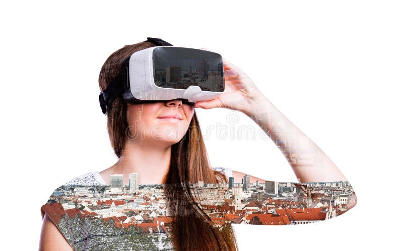 Dvojitá expozice. Žena s brýlemi pro virtuální realitu. Domy. Koudel