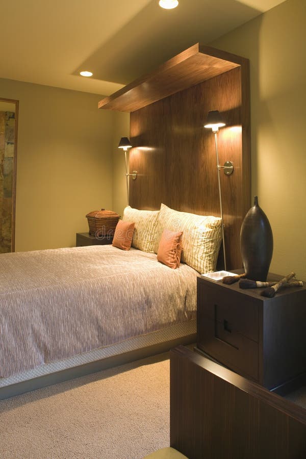 Double lit avec la tête de lit en bois images stock Double lit avec la tête de lit en bois images stock