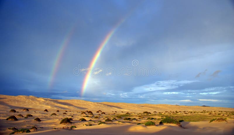 Bellissimo doppio arcobaleno sopra il deserto in Australia.