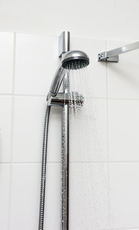 Douche Dans La Salle De Bains Avec Le Jet D'eau Photo stock Image du