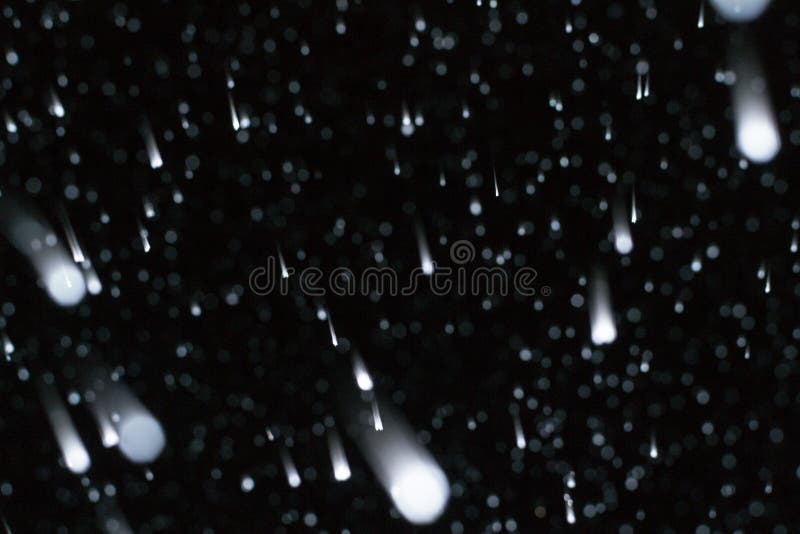 Douche de neige en baisse naturelle la nuit photographie stock libre de droits Douche de neige en baisse naturelle la nuit photographie stock libre de droits