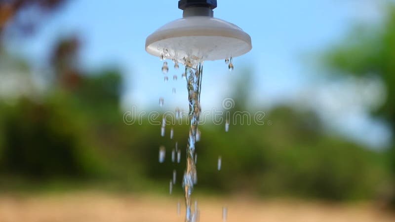 Douche extérieure avec le fond de bokeh d'eau courante banque de vidéos