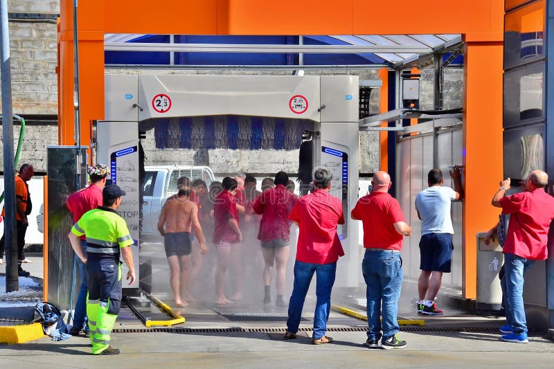 Douches de public image éditorial. Image du savon, rassemblement 96423965