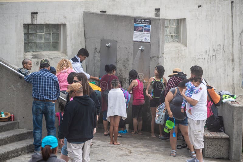 Douche publique photo stock. Image du ciel, acier, public 10904584
