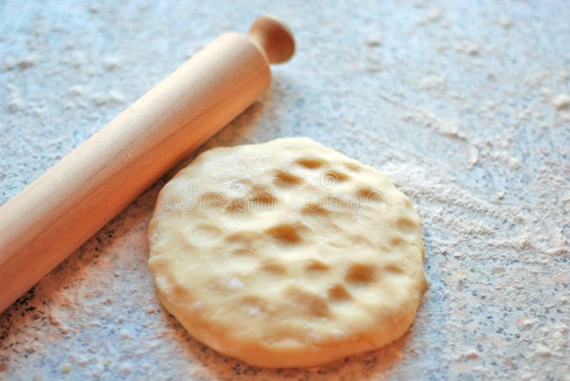 Fresco levadura masa laminación hecho una hoja circular grande de masa ligera, pan, pasteles .