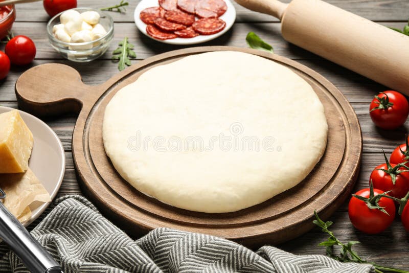 Dough and resh ingredient for pepperoni pizza on table stock fotografie Dough and resh ingredient for pepperoni pizza on table stock fotografie
