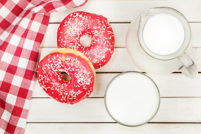 Doughnut, melk, glas, kruik, bovenkant royalty-vrije stock afbeeldingen Doughnut, melk, glas, kruik, bovenkant royalty-vrije stock afbeeldingen