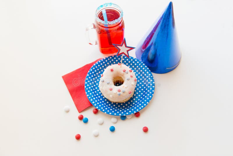 Doughnut met sap en suikergoed op onafhankelijkheidsdag stock afbeeldingen Doughnut met sap en suikergoed op onafhankelijkheidsdag stock afbeeldingen