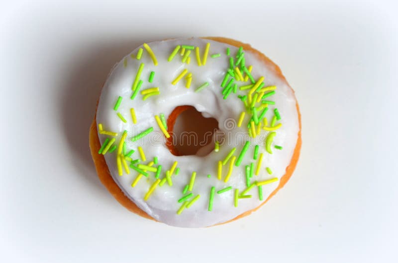 Doughnut με διαφορετικό βερνικώνει. Όμορφο doughnut σε ένα λούστρο με τη χρωματισμένη σκόνη, τρόφιμα υψηλός-θερμίδας, γλυκύτητα πριν από τον καφέ