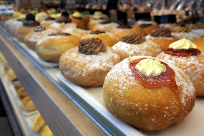 Doughnuts παρασκευή στο κατάστημα βιομηχανιών ζαχαρωδών προϊόντων στοκ φωτογραφίες Doughnuts παρασκευή στο κατάστημα βιομηχανιών ζαχαρωδών προϊόντων στοκ φωτογραφίες