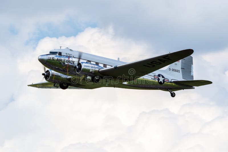 Douglas DC-3 Dakota - avião de transporte warbird imagens de stock Douglas DC-3 Dakota - avião de transporte warbird imagens de stock