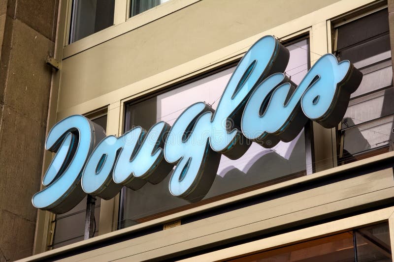 Douglas sklepu odzieżowego znaka Stuttgart Koenigsstrasse dzień Ove fotografia stock Douglas sklepu odzieżowego znaka Stuttgart Koenigsstrasse dzień Ove fotografia stock