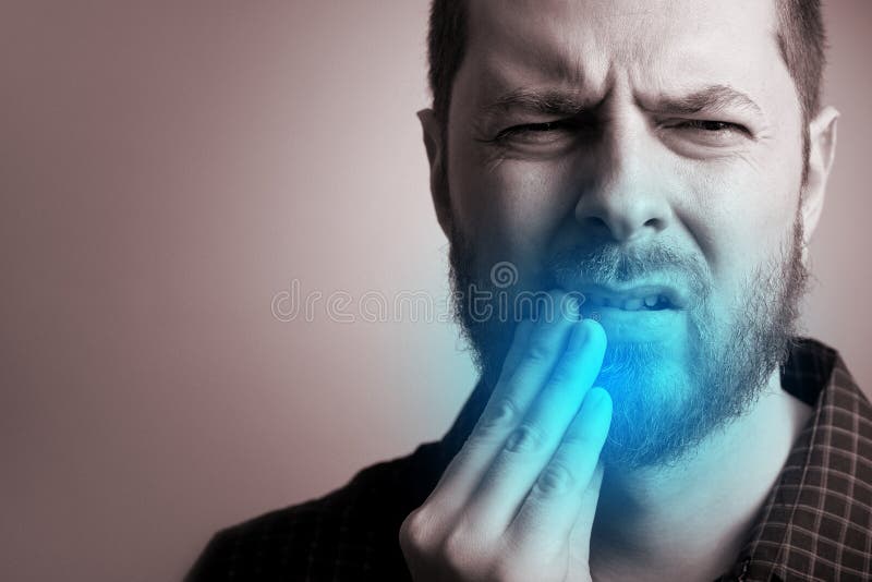 Douleur d'homme de douleur de dents
