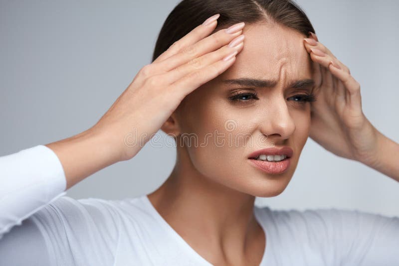 Douleur de mal de tête Belle femme ayant la migraine douloureuse santé photo libre de droits Douleur de mal de tête Belle femme ayant la migraine douloureuse santé photo libre de droits