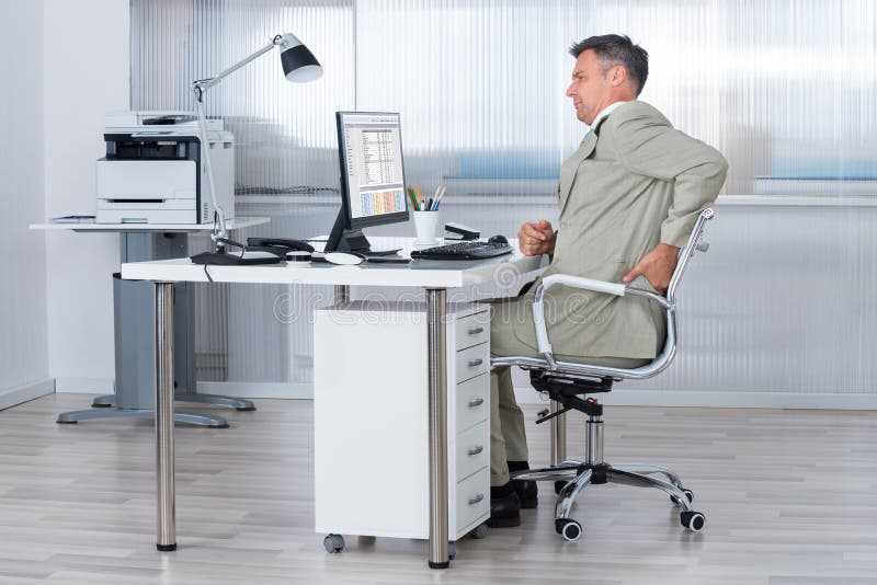 Douleur de Suffering From Back de comptable au bureau photographie stock libre de droits Douleur de Suffering From Back de comptable au bureau photographie stock libre de droits