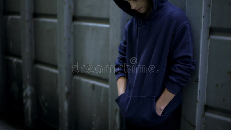 Douleur émotionnelle se sentante de l'adolescence bouleversée, mal comprenant parmi des camarades, dépression image stock Douleur émotionnelle se sentante de l'adolescence bouleversée, mal comprenant parmi des camarades, dépression image stock