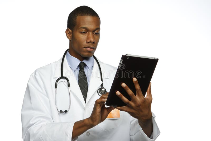 Doutor afro-americano que usa a tabuleta eletrônica, horizontal imagens de stock Doutor afro-americano que usa a tabuleta eletrônica, horizontal imagens de stock