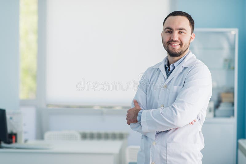 Doutor considerável novo dentro no escritório do hospital fotos de stock Doutor considerável novo dentro no escritório do hospital fotos de stock