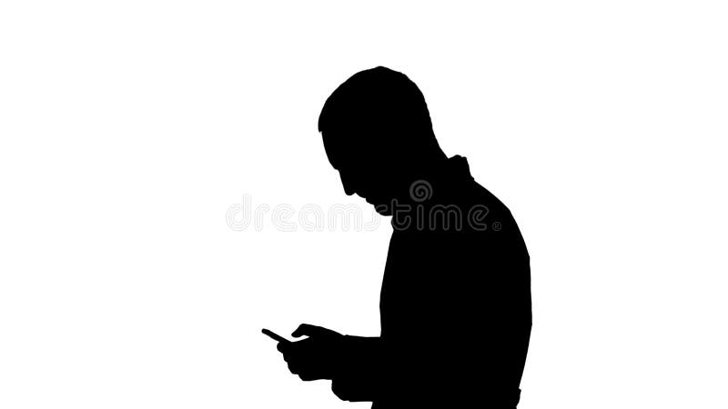 Doutor do homem da silhueta que anda e que olha atentamente na tela do telefone celular Fazendo o attantion cantar na extremidade ilustração stock Doutor do homem da silhueta que anda e que olha atentamente na tela do telefone celular Fazendo o attantion cantar na extremidade ilustração stock