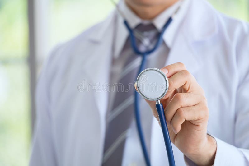 Doutor em um vestido de molho com um exame do estetoscópio no fotos de stock royalty free Doutor em um vestido de molho com um exame do estetoscópio no fotos de stock royalty free