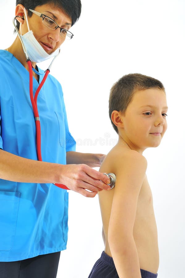 Doutor fêmea que examina o menino da criança pequena