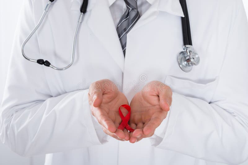 Doutor masculino Holding Aids Ribbon