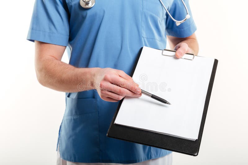 Doutor masculino ou enfermeira médica que apontam com a pena à prancheta da página vazia fotografia de stock Doutor masculino ou enfermeira médica que apontam com a pena à prancheta da página vazia fotografia de stock