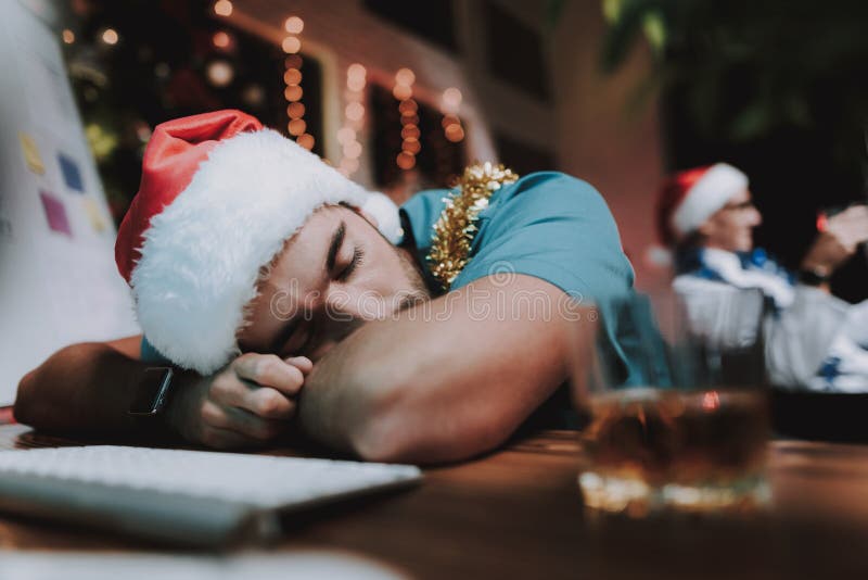 Doutor novo cansado na véspera de ano novo no escritório foto de stock Doutor novo cansado na véspera de ano novo no escritório foto de stock