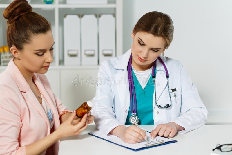 Doutor ou farmacêutico fêmea bonito da medicina do médico foto de stock Doutor ou farmacêutico fêmea bonito da medicina do médico foto de stock