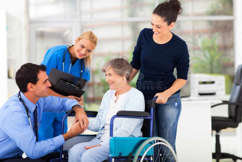 Doutor que consola o paciente imagens de stock royalty free Doutor que consola o paciente imagens de stock royalty free