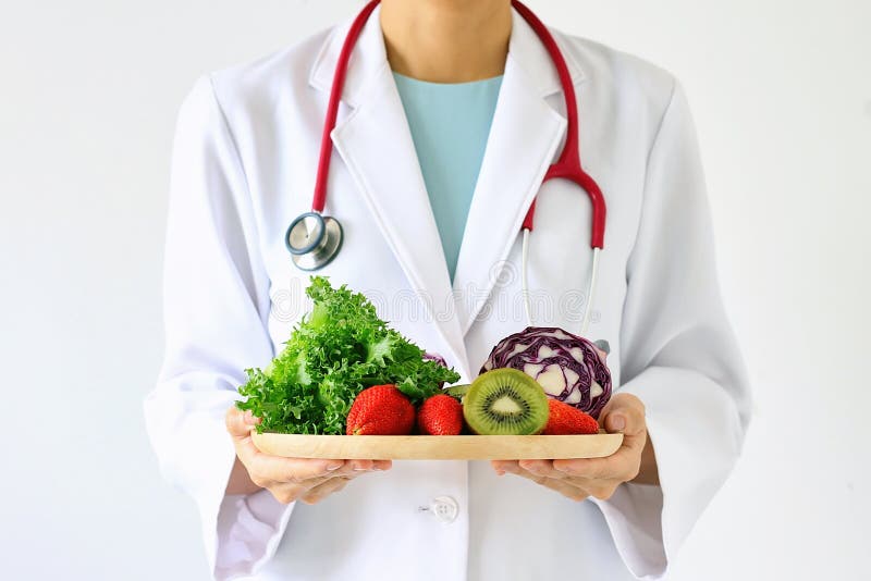 Doutor que guarda frutas e legumes frescas, dieta saudável