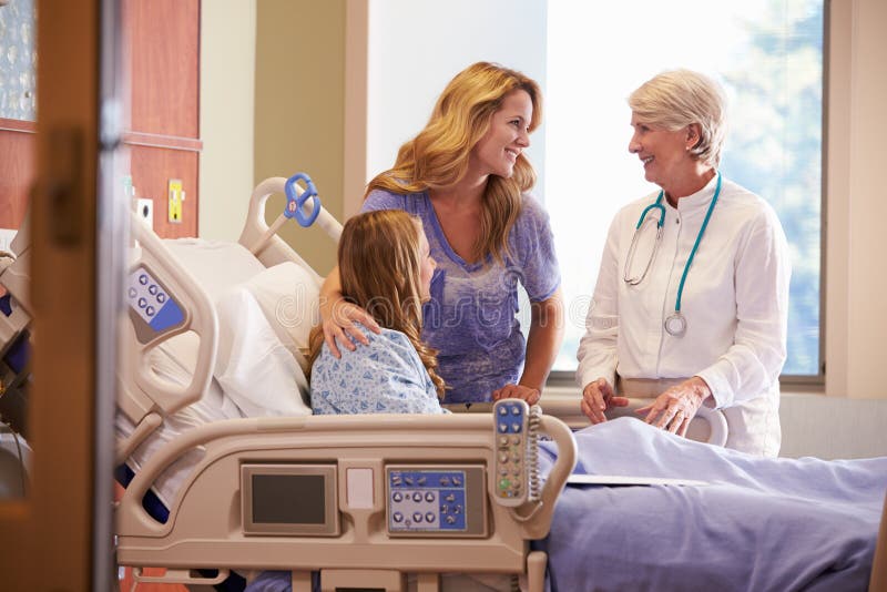 Doutor Talks To Mother com a filha adolescente no hospital imagem de stock Doutor Talks To Mother com a filha adolescente no hospital imagem de stock