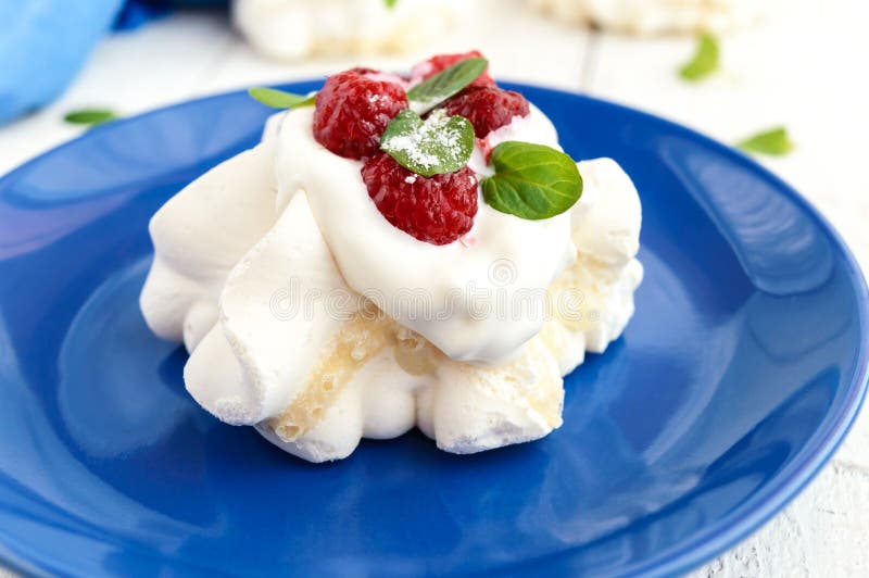 ` Doux d'Anna Pavlova de ` de dessert d'air avec des framboises, crème fouettée sur un fond clair photographie stock libre de droits ` Doux d'Anna Pavlova de ` de dessert d'air avec des framboises, crème fouettée sur un fond clair photographie stock libre de droits