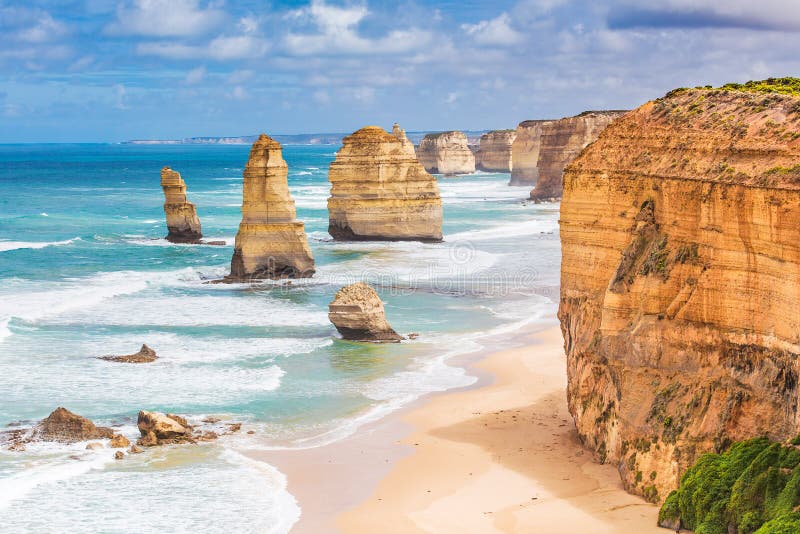 Douze roches d'apôtres sur la grande route d'océan, Australie photographie stock libre de droits Douze roches d'apôtres sur la grande route d'océan, Australie photographie stock libre de droits