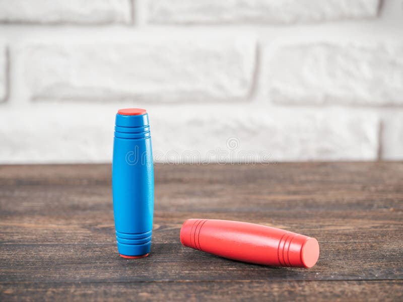 Două linii de rulare tip fidget jucărie flip albastru și roșu royalty free stock photography
