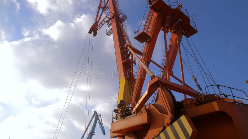 Două macarale plutitoare ancorate se află în port în așteptarea unui remorcher de 4k. stock video