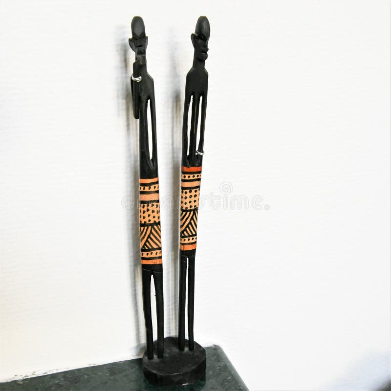 Două mici figuri din lemn, sculptate din lemn, din sud-estul Africii, din Namibia royalty free stock image