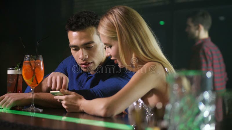 Două rețele de prieteni la telefon în barul orașului stock footage