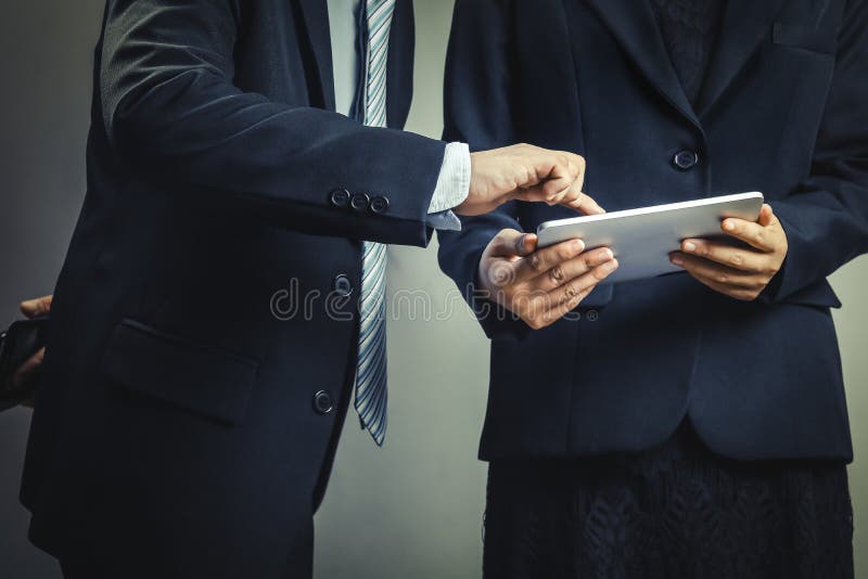 Două întreprinderi care privesc tableta royalty free stock images