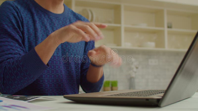 Dove man die met gebarentaal spreekt terwijl hij online videogesprekken voert op laptop