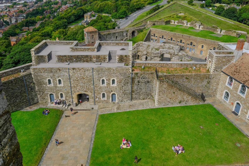 Dover Castle, Dover, Risonanza, Regno Unito - 17 agosto 2017: Vista dalla t immagini stock libere da diritti Dover Castle, Dover, Risonanza, Regno Unito - 17 agosto 2017: Vista dalla t immagini stock libere da diritti