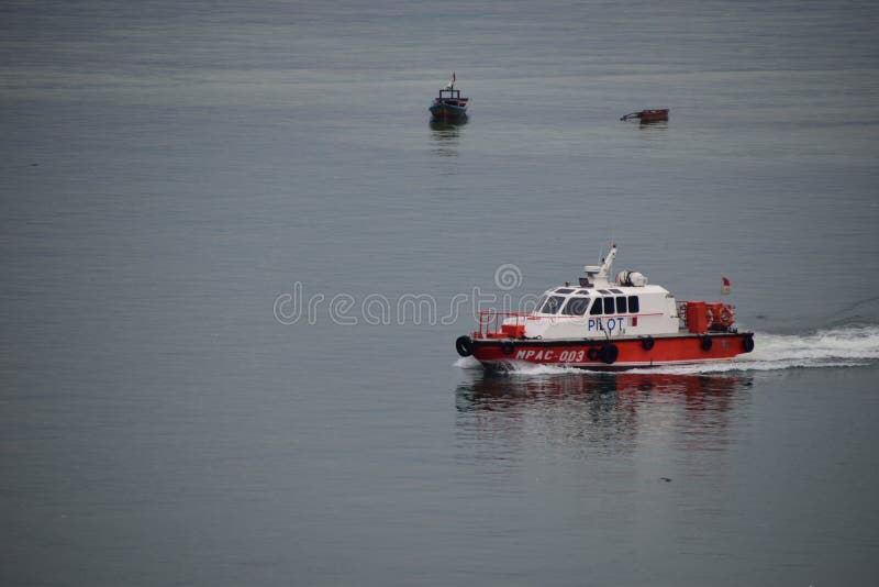 Dovere di primo mattino per la barca pilota fotografie stock libere da diritti