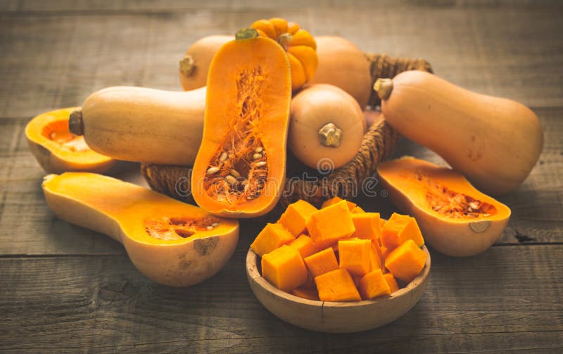 Dovleac proaspăt pe masa de lemn stock images
