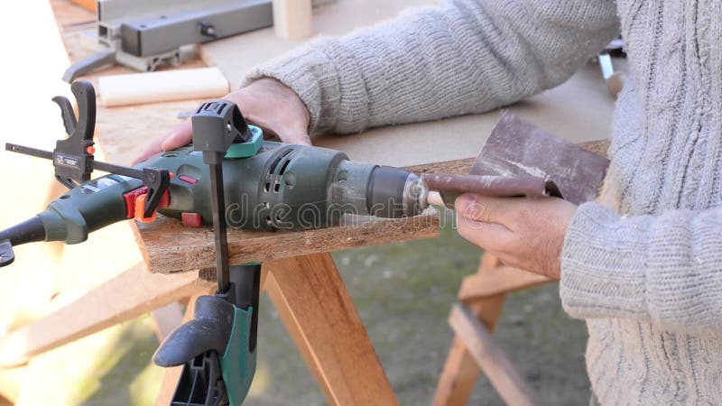 Improvisation to reduce the diameter on this dowel. Decrease video