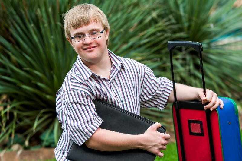 Zblízka portrét mladé Downův syndrom student s souborů a vozík.