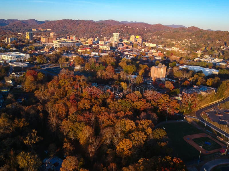 Downtown Asheville, North Carolina Luchtdrone-weergave van de stad in het Blue Ridge-gebergte tijdens het herfst/het valseizoen A