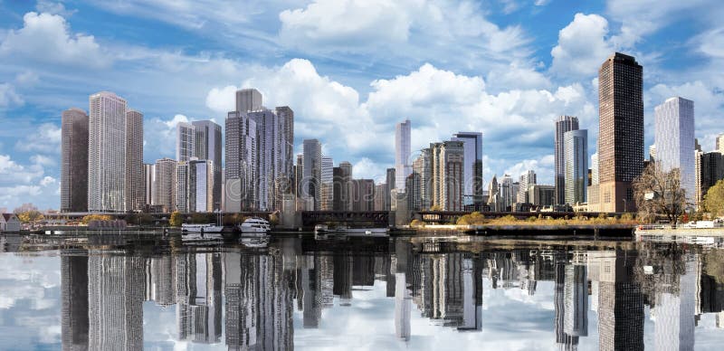 Innenstadt skyline von Chicago während der Herbst -, casting-Reflexionen seiner Stadtbild Gebäude und die Wolke gefüllt Himmel auf den Lake Michigan.