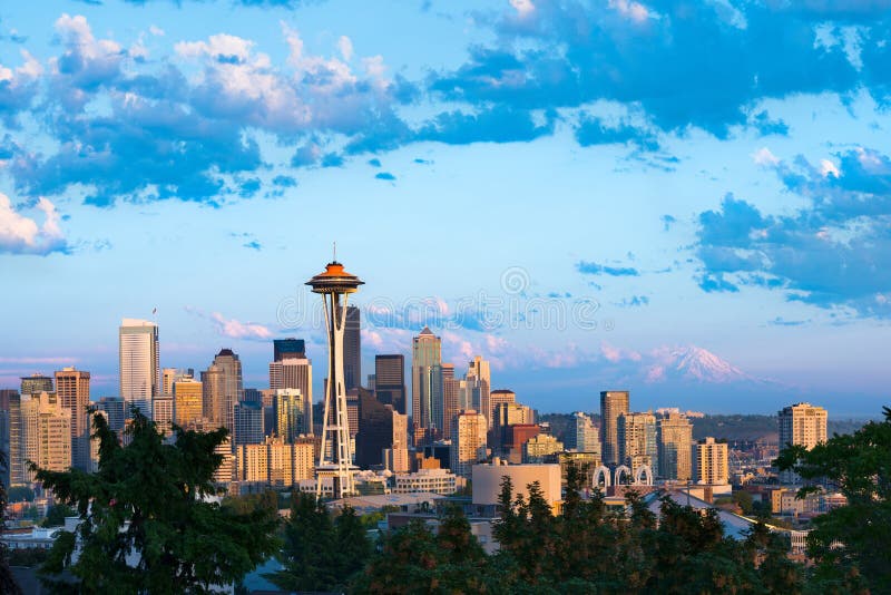 Downtown Seattle with snowed Mount Rainier in the back, Washington State, USA